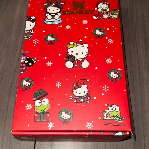 Hello Kitty Christmas Stanley - Picture 2 of 3